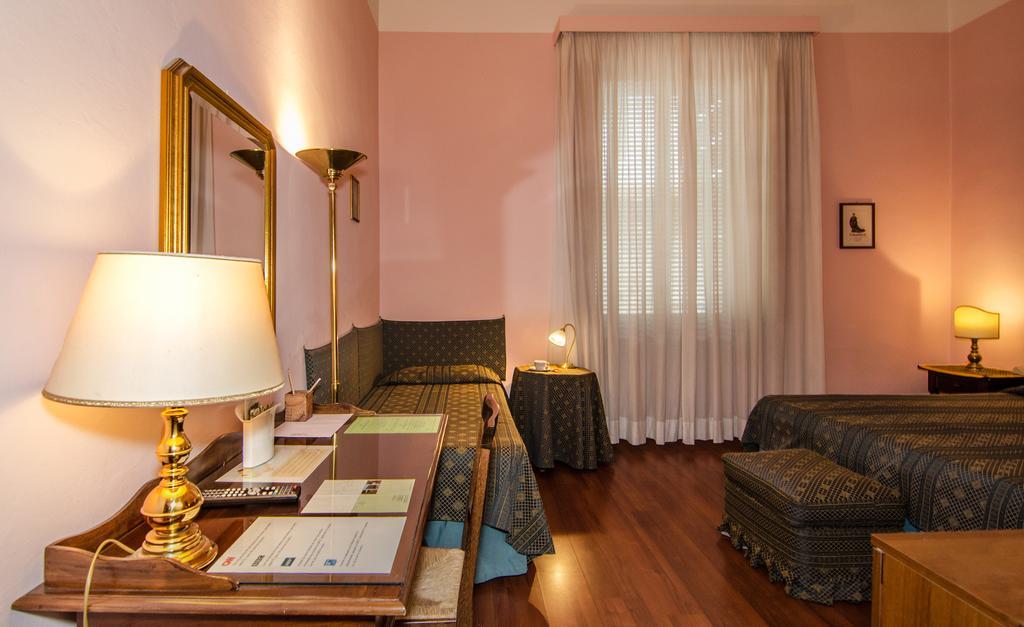 Hotel Rex Lucca Oda fotoğraf